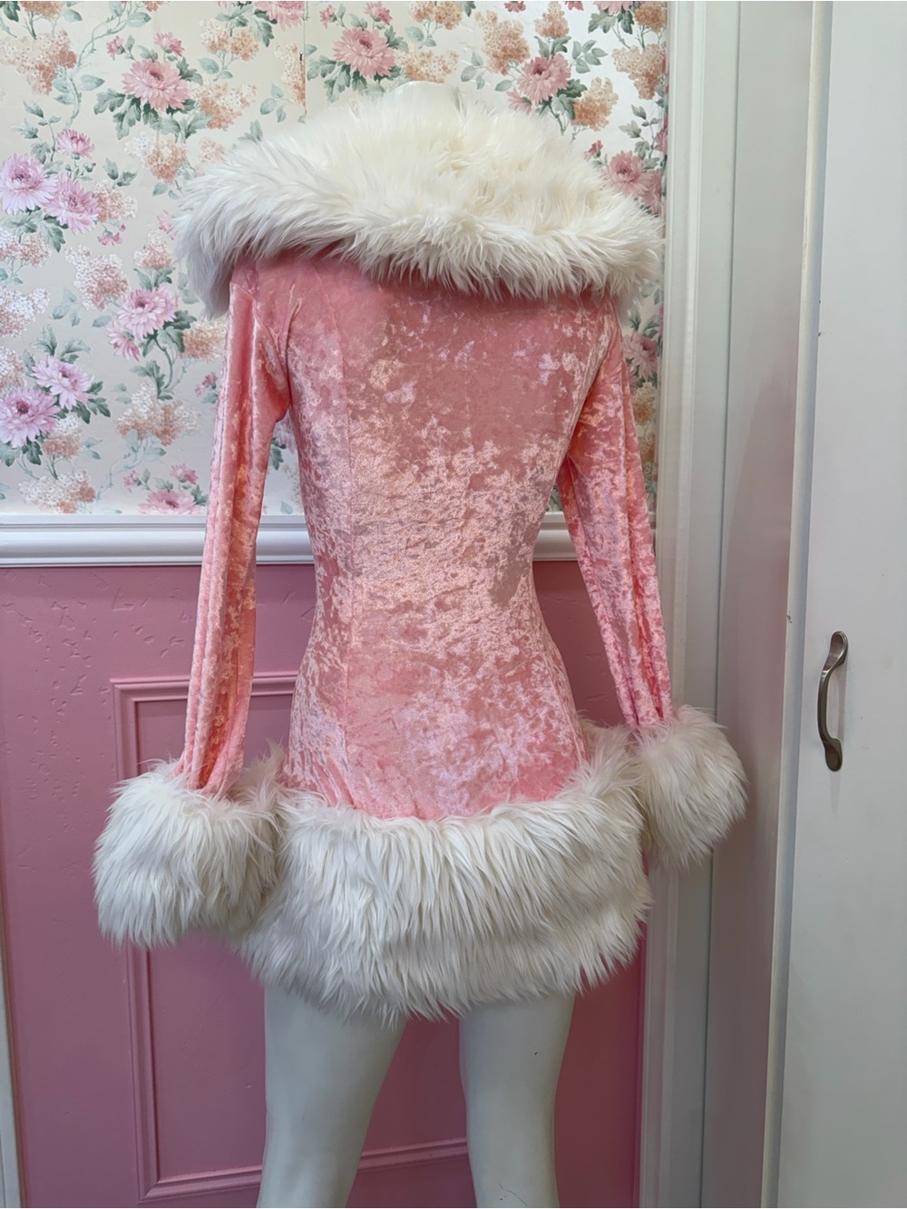 American Vintage Pink Crushed Velvet Mini Coat with Cream Faux-Fur Trim - Picture 5 of 6